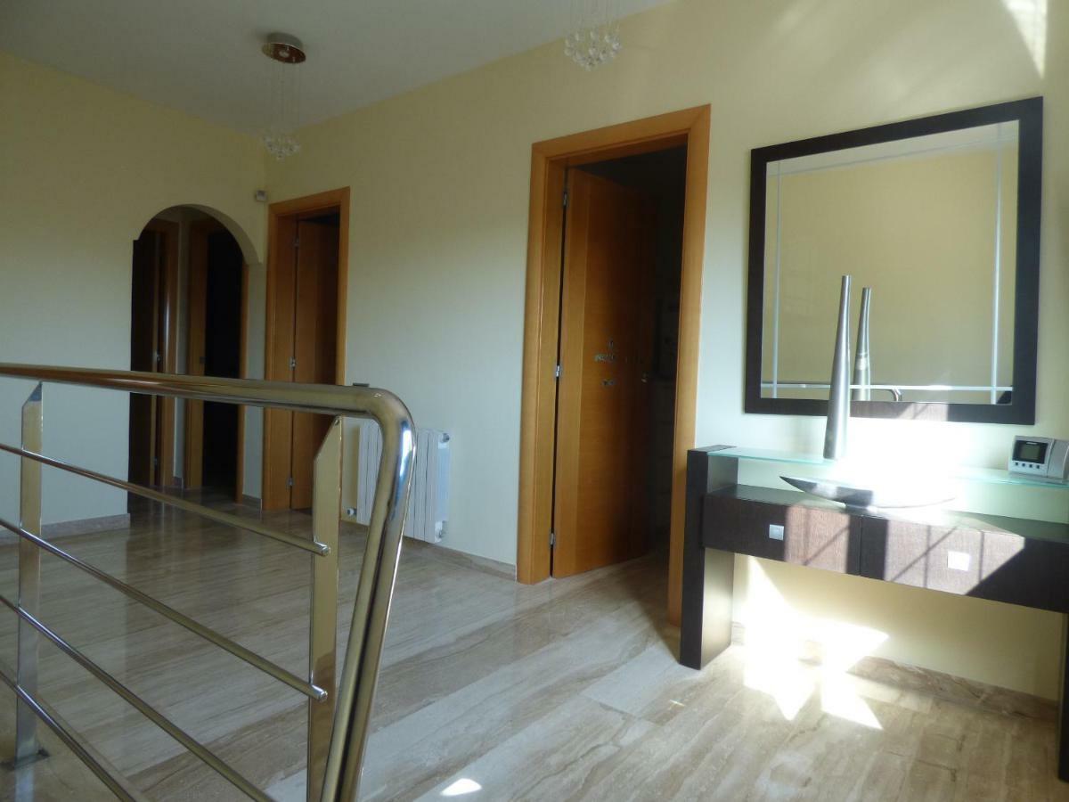 Chalet Moderno Con Piscina En กาลาเฟลล์ ภายนอก รูปภาพ